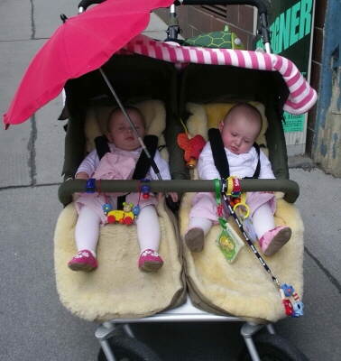 Zwillinge im Kinderwagen